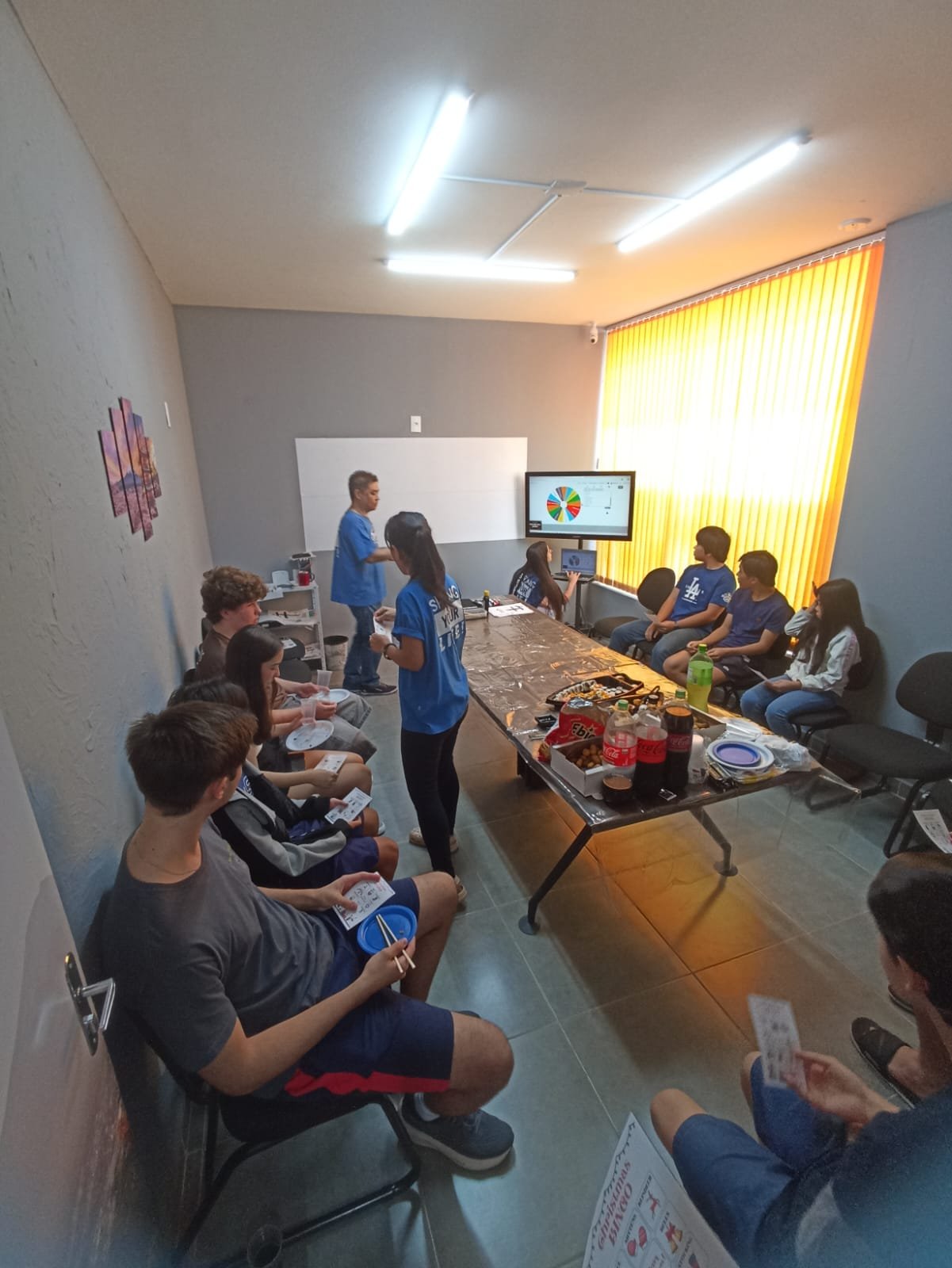 Turma da Spring School reunida em sala durante atividade cultural