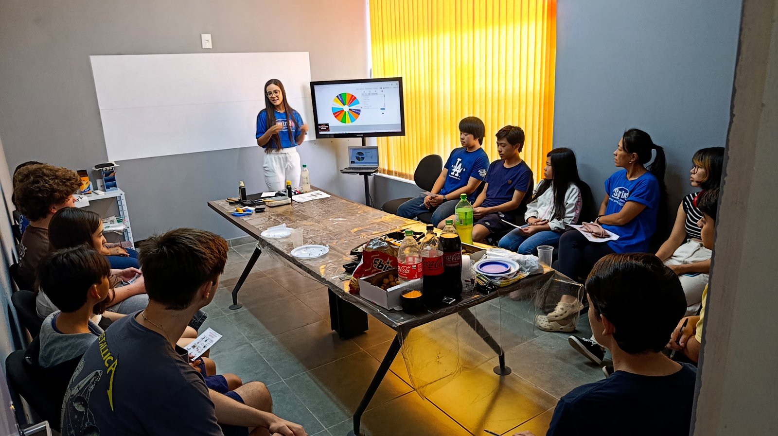 Professora da Spring School apresentando conteúdo para a turma em sala de aula