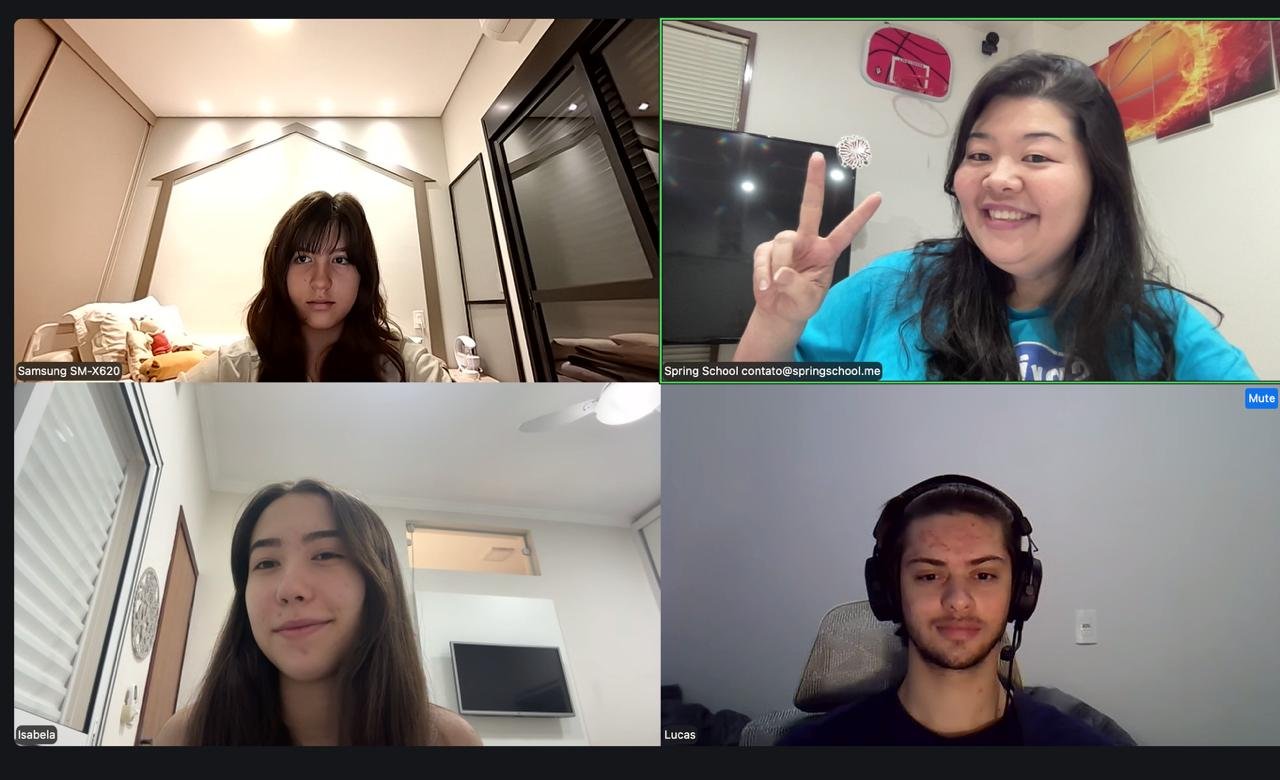 Turma da Spring School reunida em uma videochamada durante aula online